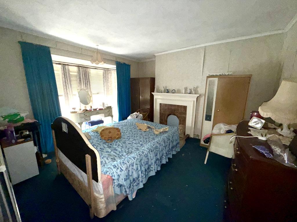 Lot: 141 - FIVE-BEDROOM PERIOD PROPERTY FOR REFURBISHMENT ON SITE WITH POTENTIAL - Bedroom three